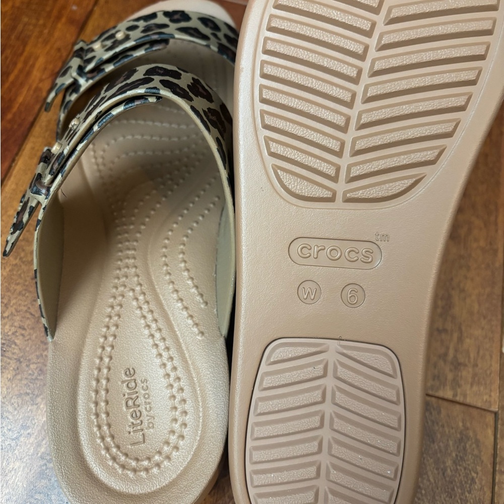 CROCS Brooklyn Low Leopard Animal Print Dual Strap Sandals Tan Black NWOT 6 - Picture 7 of 7
